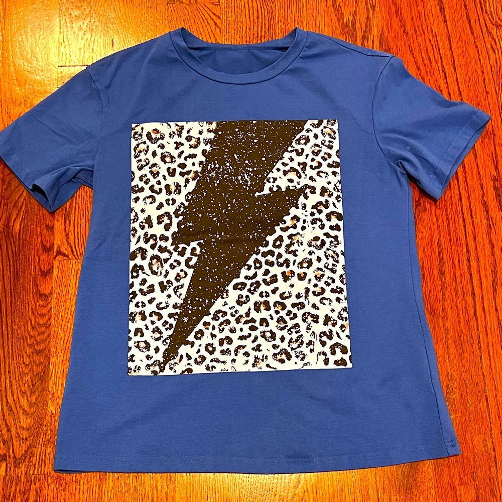 Womens lightening bolt t shirt - size medium